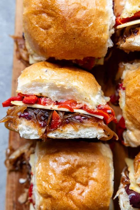 These Antipasto Vegan Sliders are packed with flavour and perfect for any occasion! They're easy to make and ready in just 30 minutes. Vegan Sliders, Vegan Tapas, Garlic And Herb Butter, Roasted Bell Peppers, Baked Sandwiches, Caramelised Onions, Vegan Sandwiches, Mini Burger, Chilli Jam