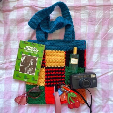 Crochet Harry Styles Bag, One Direction Crochet Ideas, One Direction Crochet, Harry Styles Gifts, Harry Styles Cardigan, Fun Crochet Projects, Diy Crochet Projects, Cute Crafts, Crochet Gifts