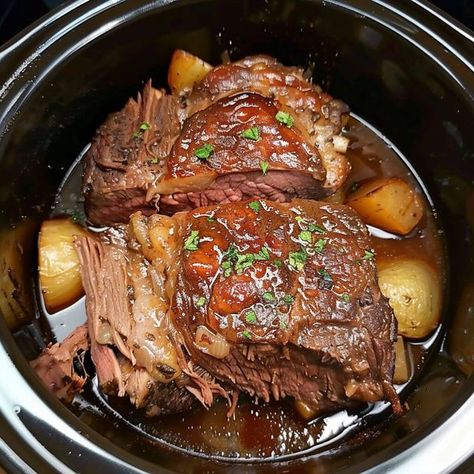 Easy Healthy Recipes Amish Meals, Roast Crockpot, Quick Dinner Rolls, Dinner Rolls Easy, Apple Dumpling Recipe, Dinner 2023, Classic Pot Roast, Ww Dinner, Crock Pot Ideas