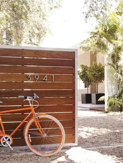 Where was this picture when we were looking for fence ideas last year?  Actually, we considered horizontal planks but opted out because we knew kids would climb them. Fence Remodel, Pagar Modern, Modern Wood Fence, Yard Privacy, Wooden Garden Gate, Modern Fence Design, Modern Front Yard, Horizontal Fence, Modern House Number