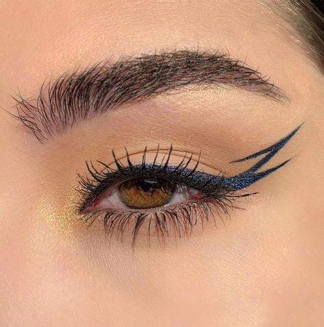 Blue Graphic Liner, Graphic Liner Makeup, Eyeliner Inspiration, Dramatic Eyeliner, Holiday Eye, Maquillage On Fleek, Eyeliner Designs, Liner Makeup, Casual Makeup