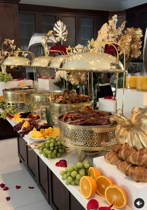 Middle Eastern Catering Presentation, Christmas Party Buffet Table Decorations, Party Buffet Table Decorations, Luxury Catering Display, Sahara Wedding, Fancy Catering, Moroccan Buffet, Fancy Buffet, Buffet Platters