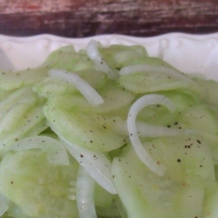 Cucumber Onion Salad, Cucumber Salad Vinegar, Vinegar Cucumbers, Creamy Cucumber Salad, Cucumbers And Onions, Low Carb Meal, Onion Salad, Diet Recipes Flat Belly, Cucumber Recipes Salad