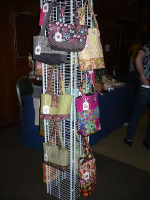 Using wire shelving from the hardware store as a bag display at a craft show is simple, portable and inexpensive! Description from pinterest.com. I searched for this on bing.com/images Handbag Display For Craft Show, Display For Purses Craft Fairs, Tote Bag Display Craft Fair, Diy Purse Display, Purse Display Ideas, Display Ideas For Craft Shows, Handbag Display Ideas, Ideas For Craft Shows, Boutique Displays