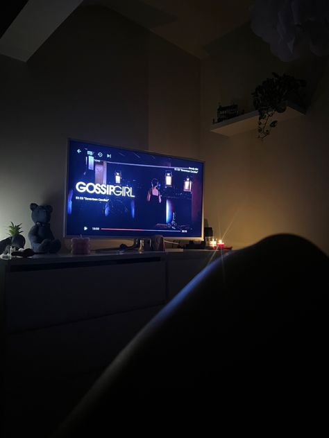 Gossip girl tv cozy room Watch Tv Aesthetic, Queerplatonic Relationship, Cozy Bedroom Aesthetic, Watch Gossip Girl, English Aesthetic, Gossip Girl Aesthetic, Tv Watch, Tv In Bedroom, Apple Homekit