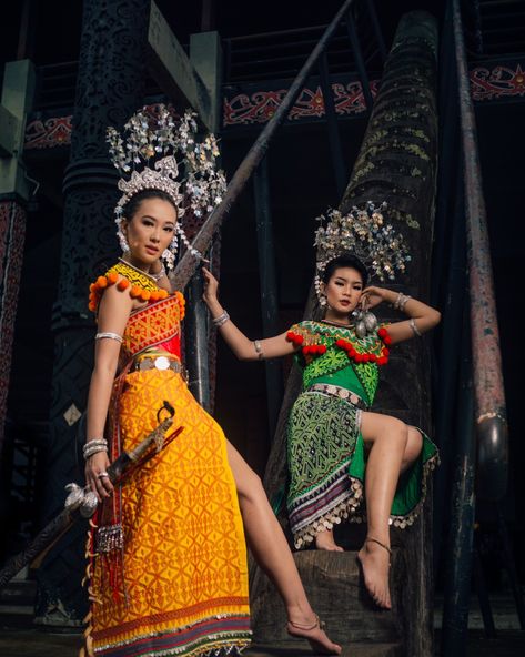 Iban Traditional Costume, Indonesia Traditional Clothes, Indonesia Traditional, Cultural Fashion, Traditional Clothes, Traditional Attire, Traditional Costume, People Of The World, Asian Fashion