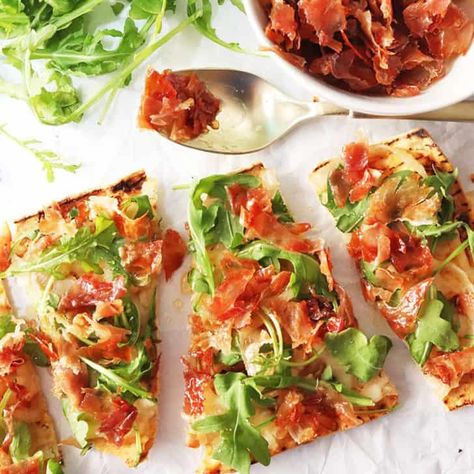 Hot Honey Prosciutto Flatbread Pizza - Simply Happenings Prosciutto Flatbread Pizza, Baked Flatbread, Easy Flatbread Pizza Recipes, Prosciutto Flatbread, Grilled Italian Chicken, Easy Flatbread Pizza, Flat Pizza, Naan Pizza Recipes, Flatbread Pizza Recipes