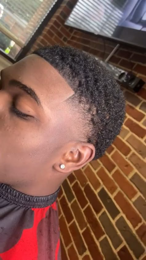 Black Taper Haircut Men, Low Men Haircut, Taper Fade Black, Taper Court, Low Curly Taper Fade, Bald Fade Haircut Men Black, Tapered Hair Mens Black, Afro Fade Haircut Women, Taper Haircut Men Black