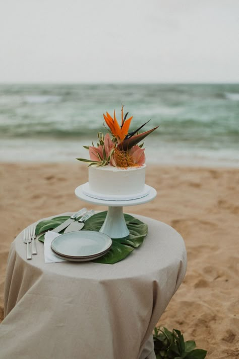 Hawaiian Theme Wedding Cake, Wedding Cake Hawaii, Simple Tropical Wedding Cake, Wedding Cake Gold Leaf, Hawaii Leaves, Hawaii Wedding Cake, Elopement Cake, Wedding Cake Floral, Tropical Wedding Cake