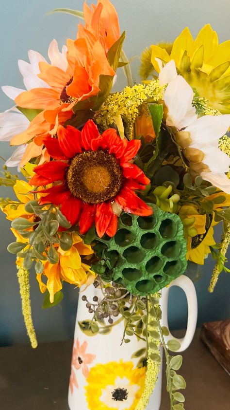 Sunflower Floral Arrangements, Sunflower Decor, Ceramic Pitcher, Fall Home, Dried Flower Arrangements, Fall Decorating, Floral Arrangement, Dried Flower, Autumn Home