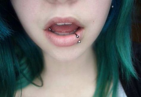 Side lip piercing Madonna Piercing, Labret Vertical, Piercing Girl, Piercing Bouche, Piercing Eyebrow, Mouth Piercings, Eyebrow Jewelry, Piercing Labret, Smiley Piercing