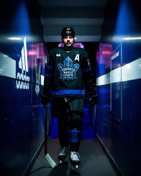 Auston Matthews Wallpaper, Toronto Maple Leafs Wallpaper, Maple Leafs Wallpaper, Hockey Goalie Pads, Nhl Hockey Players, Nhl Wallpaper, Sports Wallpaper, Hockey Posters, Mitch Marner