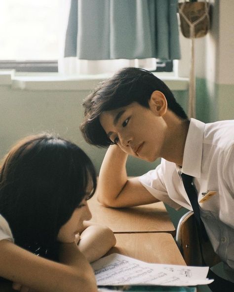 Kdrama High School Aesthetic, Shoediva Aesthetic, High School Romance Kdrama, Couples Laughing Aethstetic, Couple Picture Funny, Wattpad Couple Photos, Sick Boyfriend Aesthetic, Academic Romance Aesthetic, 2 Year Age Gap Relationship