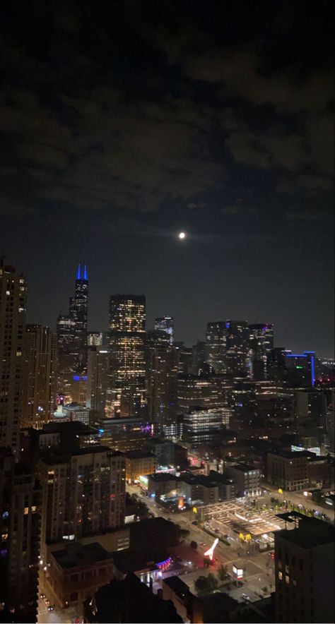 City vibes chicago, full moon city, middle of the city, city views, skyscrapers Ios 16 Wallpaper City Night, Night City Chicago, City Lights With Moon Aesthetic, Picture Of City At Night, Pictures Of The City At Night, Aesthetic Pictures City At Night, Bed City View Night, Chicago Rich Aesthetic, Night Skyscraper City Lights