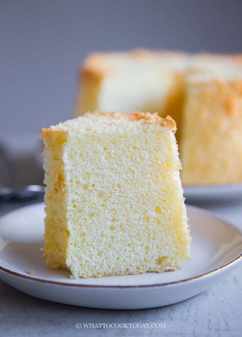 Soft and Fluffy Vanilla Chiffon Cake Vanilla Chiffon Cake Recipe, Fluffy White Cake, Vanilla Chiffon Cake, Instant Pot Asian Recipes, Cake Recipes Uk, Pandan Chiffon Cake, Asian Fusion Recipes, Cake Writing, Cookies Pastry