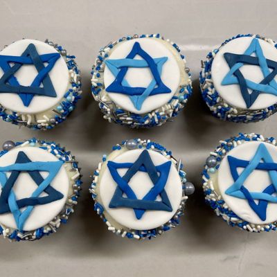 Hanukkah Cupcakes Hanukkah Themed Food, Hannukah Dessert Ideas, Hanukkah Cake Pops, Hannakuh Desserts, Hanukkah Cupcakes, Hannukah Desserts, Hanukkah Baking, Hanukkah Decorations Diy, Hanukkah Desserts