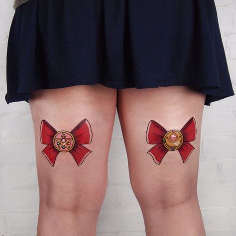 Moon Tattoo Back, Tattoo Back Of Leg, Sailor Moon Bow, Bow Tattoo Designs, Sailor Moon Tattoo, Bow Art, Tattoo Back, Tattoo People, Bow Tattoo