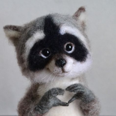 Felted Raccoon, Felted Toys, Needle Felting Tutorial, Felt Fox, Wool Needle Felting, Wool Animals, Nuno Felt Scarf, Teddy Bear Collection, Needle Crafts