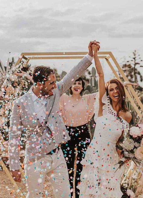 21 Lovely confetti wedding photo on wedding day, confetti wedding pictures #weddingideas #wedding #photo #brideandgroom #confetti Confetti Wedding Photo, Grazing Platter, Wedding Photo List, Confetti Photos, Confetti Wedding, Wedding Exits, Wedding Photography Styles, Eco Friendly Wedding, Wedding Confetti