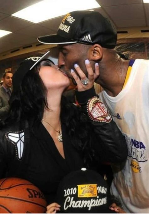 Kobe And Vanessa Bryant 90s, Mlb Wife Aesthetic, Nba Wife Aesthetic, Ninja Emoji, Basketball Wife Aesthetic, Nba Wife, Basketball Couples, Curry Nba, Kobe Bryant Family