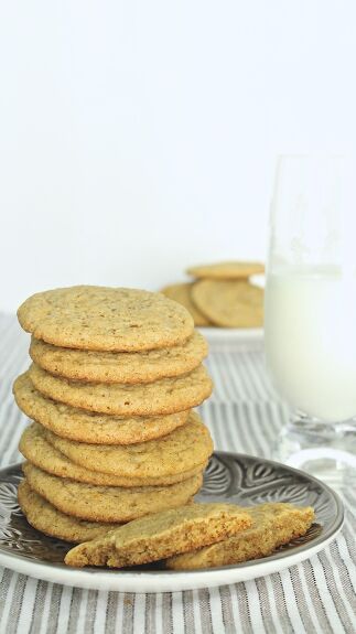 Sometimes a simple cookie is all you need. These pumpkin cookies are exactly what the doctor ordered. They are crispy around the edges with a nice chew in the center. They are buttery with the flavor of pumpkin and spice.And if you’re looking for egg-free cookies, look no further! This is a no egg required recipe and you will not miss it. When it comes to quick and easy, the boxes are checked for both too!To make: combine dry ingredients in one bowl, beat butter and sugar in another, c… Chocolate Pudding Cookies, Pumpkin Cookies Easy, Egg Free Cookies, Simple Cookie, Pumpkin Cookie Recipe, Frozen Pumpkin, Pumpkin Cookie, Tasty Desserts, Toffee Cookies