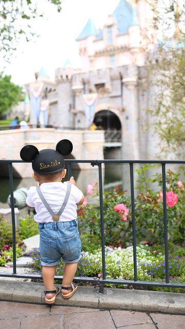 Cindy - disneymom | disney enthusiast on Instagram: "This is you sign to take your babies to Disneyland! . . . . . . . . . . . . . . #disneymagic #disneylandcastle #disneymom #disneymoms #disneycreators #disneystyle #disneyjunior #disneyfamily #disneymagickey #disneylandmagickey #disneyland2023 #raisingdisneymunchkins" Disney Family Photo Ideas, Disney World 1st Birthday Pictures, Disneyland Family Photos, Disney Photos Ideas, Baby At Disney, Disney Siblings, Disneyland Toddler, Disneyland Photo Ideas, Disney With Baby