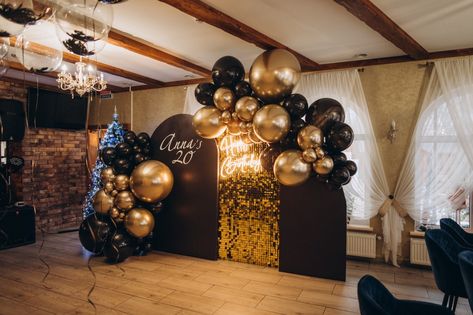 Black And Gold Backdrop Ideas, Shimmer Wall Backdrop, Great Gatsby Themed Party, Black And Gold Theme, Vintage Birthday Parties, Deco Ballon, Moms 50th Birthday, Black And Gold Balloons, Dance Decorations