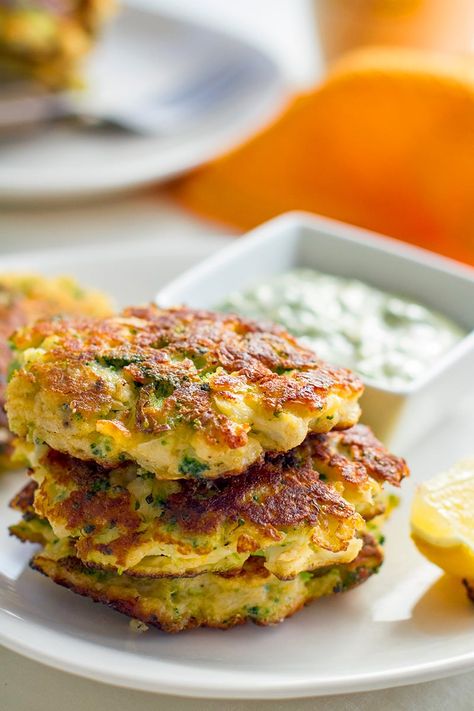 Broccoli & Cauliflower Halloumi Fritters (Gluten-Free, Grain-Free, Primal, Low Carb) #cauliflower #halloumi #broccoli #fritters #breakfast #lowcarb #glutenfree Broccoli Halloumi, Halloumi Fritters, Broccoli Fritters, Cauliflower Fritters, Aioli Recipe, Grain Free Recipes, Paleo Breakfast, Cauliflower Recipes, Aioli