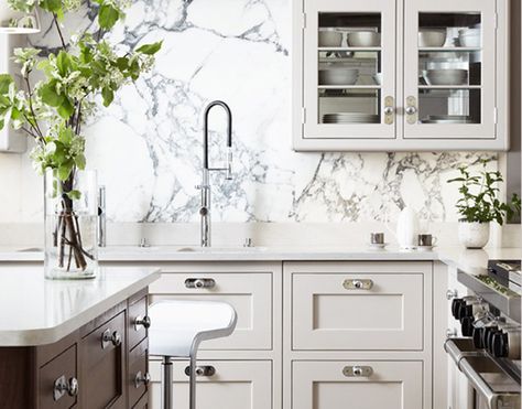 Backsplash Herringbone, Beautiful Backsplash, Casa Clean, Built In Cupboards, Marble Backsplash, Classic Kitchen, White Countertops, Kitchen Marble, Painting Kitchen Cabinets