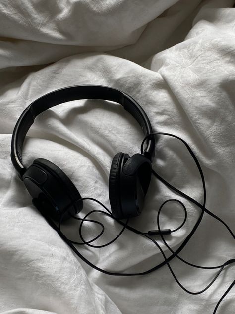 Teen Street Style, Earphones Aesthetic, Minimalistic Photography, Retro Headphone, Black And White Retro, As Good As Dead, Clothing Wishlist, Photography Black And White, In Ear Monitors