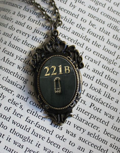 SHERLOCK Sherlock Holmes Benedict, Fandom Jewelry, Mrs Hudson, Metal Pendant Necklace, Sherlock Holmes Bbc, Sherlock 3, Sherlock Fandom, Fan Jewelry, 221b Baker Street