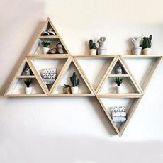 Wish - Acheter en s'amusant Unusual Shelves, Fun Wood Projects, Triangle Shelves, Wall Mounted Wood Shelves, Shelves Design, Triangle Shelf, Wooden Wall Shelves, Wall Shelf Decor, Dekorasi Kamar Tidur