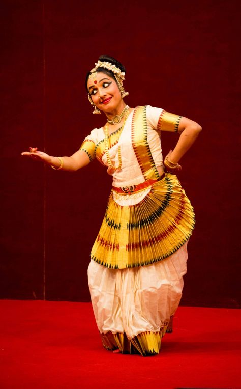 Mohiniyattam Photography, Mohiniyattam Poses, Kerala Dance, Indian Classical Dancer, Bharatanatyam Poses, Indian Classical Dance, Classical Dance, Traditional Dance, Indian Dance