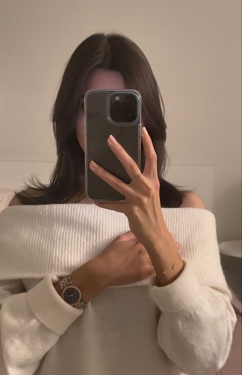 Hm Off Shoulder Sweater, Shoulder Less Sweater, White Off The Shoulder Sweater Outfit, Off Shoulder Jumper Outfits, Off Shoulder White Sweater, Off Shoulder Sweater Outfit, Off The Shoulder Sweater Outfit, Off Shoulder Jumper, Winter White Outfit