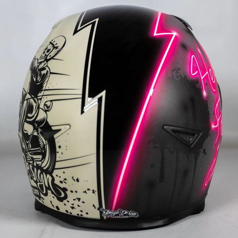 Decorated Motorcycle Helmet, Custom Helmet Design Old School, Motorcycle Helmet Paint Ideas, Helmet Design Ideas, Custom Bike Helmets, Helmets Design, Motorcycle Helmets Art, Beginner Motorcycle, Custom Helmet Design