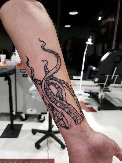 Tentacle Arm Tattoo, Tentacle Tattoo Leg, Tentacle Tattoo Design, Octopus Tattoos Fine Line, Thalassophobia Tattoo, Octopus Tentacle Tattoo, Braided Hairstyles Athletic, Octopus Tentacles Tattoo, The Kraken Tattoo