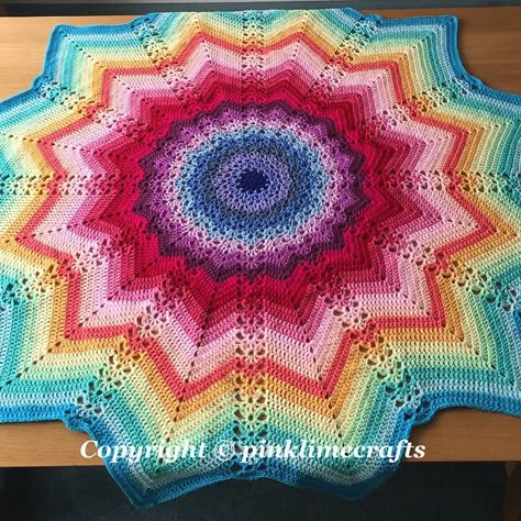 27 Ripple Star #Crochet Blankets! (Patterns and Inspiration Photos) Crochet Blanket Star, Crochet Star Blanket, Chevron Crochet Patterns, Ripple Blanket, Ripple Afghan, Star Crochet, Chevron Crochet, Crocheted Blanket, Crochet For Beginners Blanket