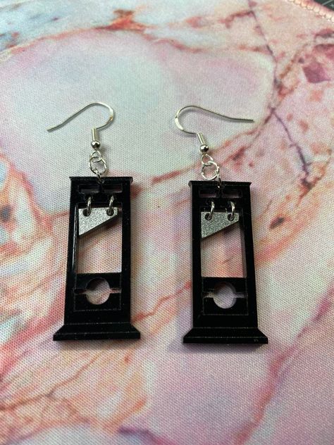 These fun guillotine earrings are the perfect way to show off your fun side. Each guillotine dangles from a hypoallergenic hook earring. Each guillotine is approximately 1 1/2 inches and are hand made Very light weight Weirdcore Earrings, Guillotine Necklace, Guillotine Earrings, Horror Earrings, Creepy Earrings, Weird Earrings, Funny Jewelry, Cool Earrings, Teen Advice