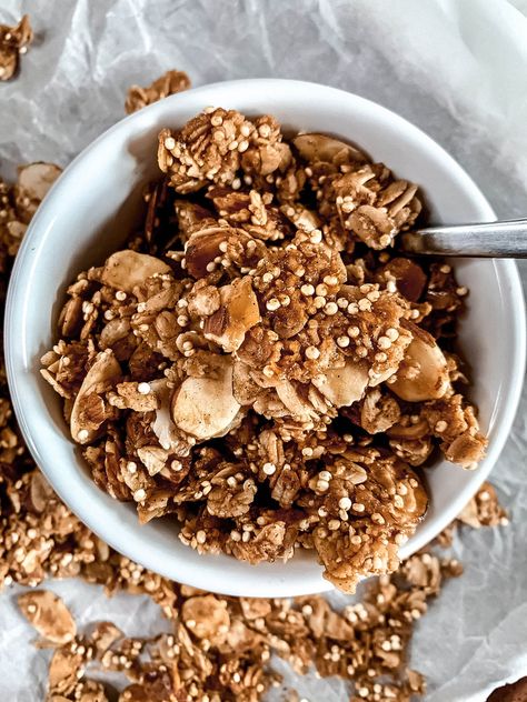 Homemade Vanilla Almond Granola - Big Delicious Life Homemade Granola Clusters, Honey Almond Granola, Vanilla Almond Granola, Vanilla Granola, How To Make Granola, Easy Granola Recipe, Granola Recipe Healthy, Granola Clusters, Easy Granola