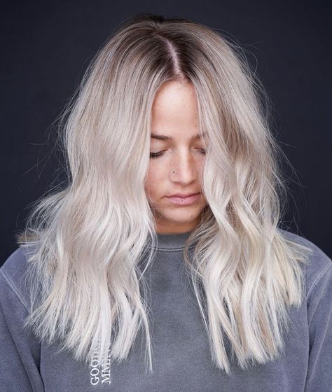 Platinum Blonde Hair Roots, Hairstyle With Bangs Medium, Platinum Blonde Shadow Root, Medium Curtain Bangs, Layered Hair With Fringe, Platinum Blonde Dark Roots, Curtain Bangs Layered Hair, Root Shadow Blonde, Hairstyle With Curtain Bangs