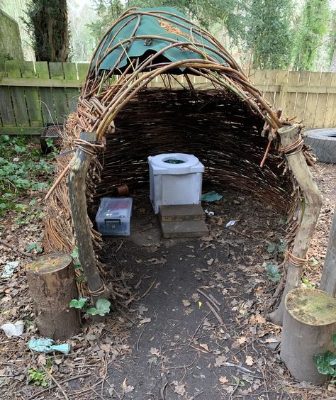 A  sweet and innovative approach to providing shelter and privacy - this toilet is tucked away behind a pallet entrance. The structure is child-size and this adds to the appeal. This is from Earthtime Forest School Nursery. Forest School Shelter, Forest School Set Up Ideas, Forest School Area, Pallet Shelter, Base Camp Tent, Outdoor Preschool, Forest Kindergarten, Earth School, School Environment