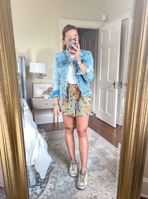 Sight Seeing Outfit, Outfit With Sneakers, Realistic Outfits, Sight Seeing, Golden Goose Sneakers, Ootd Summer, Floral Shorts, Classic Collection, Gold Earrings Studs