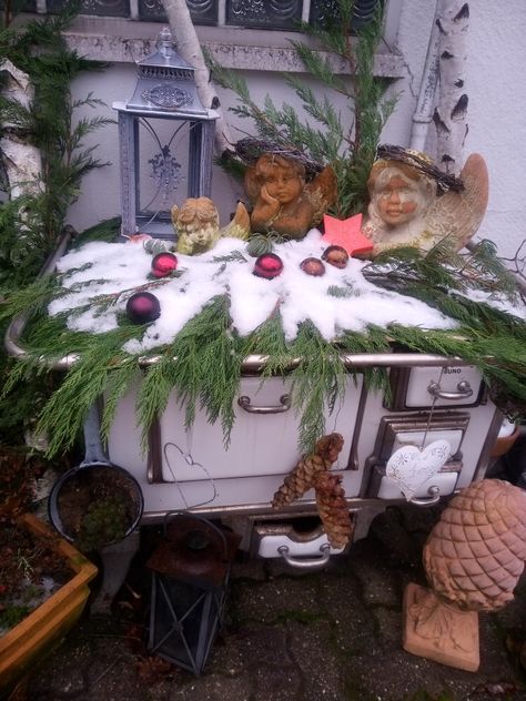 Alter Ofen weihnachtlich dekoriert Alter Herd, Porch Patio, Display Ideas, Christmas Ideas, Advent, Patio, Table Decorations, Christmas, Furniture