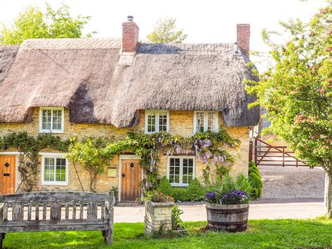 Cottage Core House, Country Living Uk, English Country Cottages, Cottage Exterior, Rustic Modern Kitchen, Home Still, Thatched Cottage, Beautiful Cottages, Dream Cottage