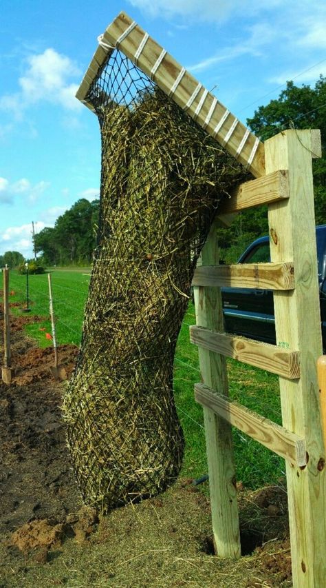 Hay Net Feeders, Hay Barn Ideas, Horse Yard Ideas, Horse Slow Feeder, Horse Yard, Diy Net, Hay Feeder For Horses, Equine Stables, Paddock Trail