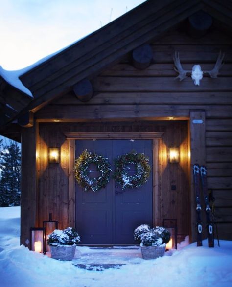 Modern Log House, Wooden Cabin Interior, Winter Lodge, Cabin Modern, Mountain Interiors, Chalet Chic, Country Modern Home, Christmas Lodge, Chalet Style