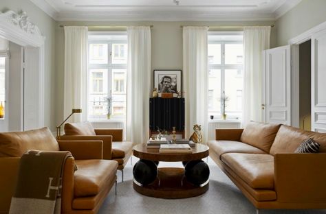 House of Dagmar | Sofia Wallenstam home | Recidence Magazine Sofa Kulit, Stockholm Apartment, Sofa Ideas, Set Sofa, Small Room Decor, Interior Minimalista, Leather Couch, Sofa Styling, Livingroom Layout