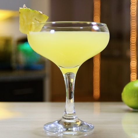 Pineapple Daiquiri, Tropical Cocktail Recipes, Bartender Recipes, Birthday 19, Daiquiri Cocktail, Rum Cocktail Recipes, Special Drinks, Candy Cocktails, Tipsy Bartender