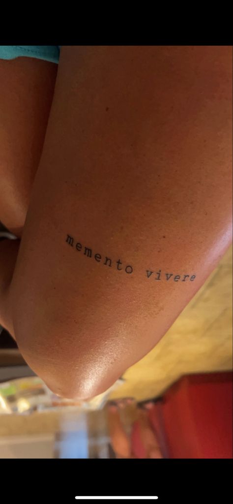 Latin for “remember to live” above left knee Remember To Live Tattoo Latin, Knee Text Tattoos Women, Top Of The Knee Tattoos Women, Leg Phrase Tattoo, Words Knee Tattoo, Small Leg Tattoos Women Above Knee, Leg Name Tattoos For Women, Above Tattoo Knee, Above Knee Tattoos Women Aesthetic