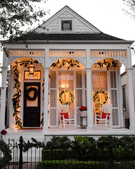 Have A Holly Jolly Christmas: 80 Decor Ideas For Holiday Cheer Christmas In New Orleans, New Orleans Christmas, Living Room Decoration Ideas, Room Decoration Ideas, Traditional Holiday Decor, Christmas Living Room, Cabin Christmas, Home Decor Christmas, Living Room Decoration